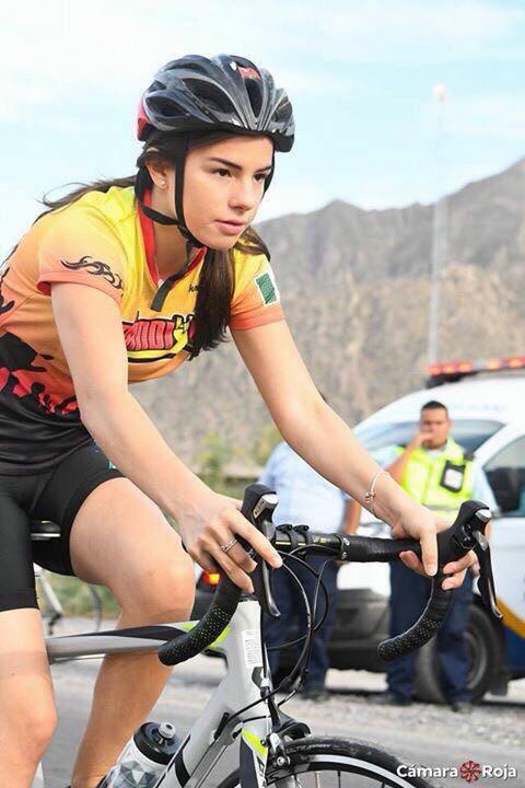 Fátima Alanís training on her road bike in the Ducks Torreón kit, mountains of La Laguna in the background.